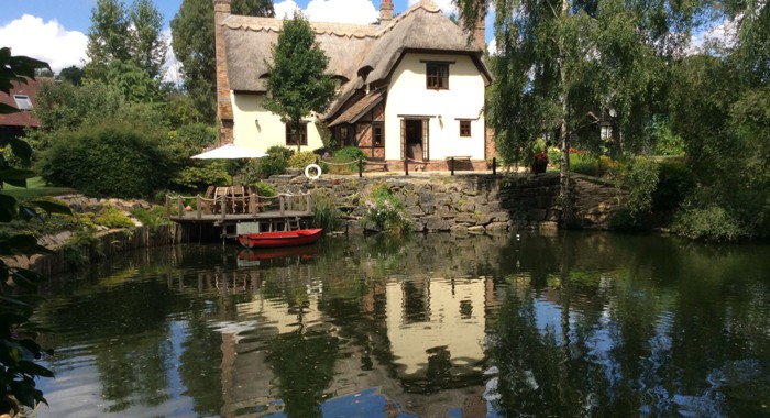 Kingfisher Retreat thatched cottage B&B